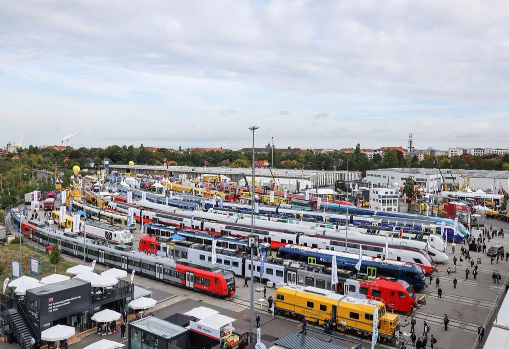 nturail's tweet photo. ［社課通知］

InnoTrans? 那是什麼？可以吃嗎？
InnoTrans? Was ist das? ist das essbar?

InnoTrans(柏林軌道展)是全球規模最大鐵路及運輸科技產業展會，本次社課邀請到運輸業的設備工程師鄒旭東，對InnoTrans進行非常簡單的簡介。

時間：5/20（三） 19:00
地點：新生403
講師：鄒旭東 https://t.co/DYl1j1MzvJ