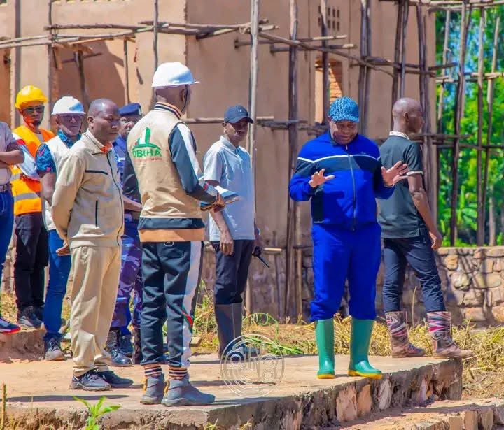Umucomedia's tweet photo. 🇧🇮 🛑Evariste Ndayishimiye a suspendu l’OBUHA  dans les travaux de construction des centres naisseurs  de lapins après une visite à Karusi. Plus de 2,391 milliards FBu auraient été dépensés en 3 ans sans résultats satisfaisants. Une enquête sur la gestion des fonds sera menée. https://t.co/JNW22dqAGA