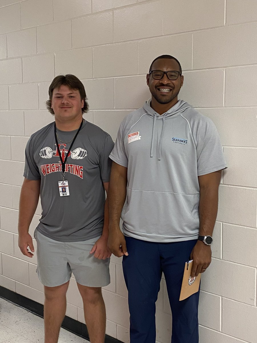 FrostproofF's tweet photo. Thank you @CoachAwoods64 of @KeiserFootball for stopping by this morning to evaluate our student athletes! Looking forward to getting down to West Palm for a camp this summer! Go Seahawks! 🔵🦅⚪️ #WeAreTheProof #ProofAtThePound 🔴🐾⚪️ https://t.co/oo3cToLAlY