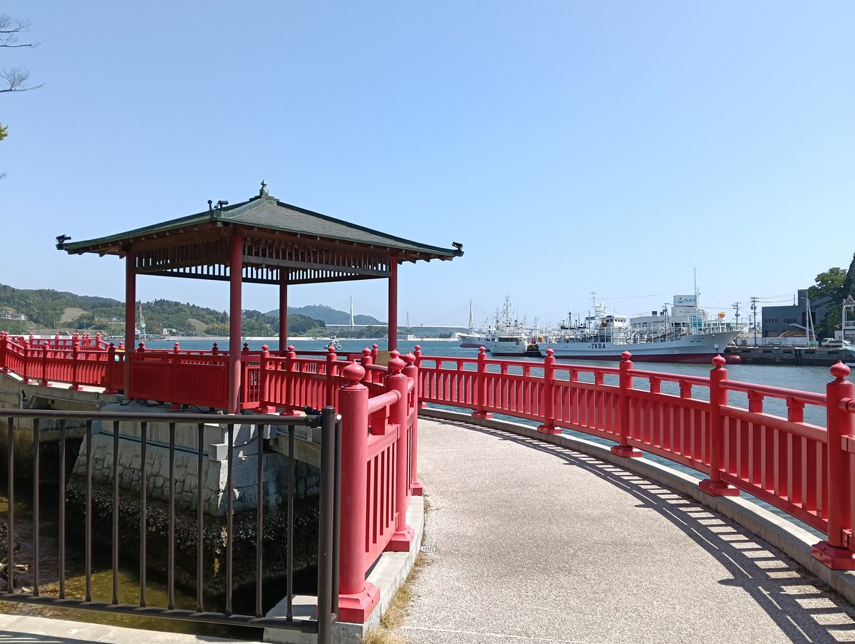 mocomoco_2's tweet photo. 早馬神社のあとは気仙沼市街に戻り、五十鈴神社に⛩️
目の前は、海です。
境内に「ふくふく」というカフェがあり、美味しそうなメニューがありました。今回はランチしたあとだったので、次回の楽しみにとっておきます。 https://t.co/7kfbEslLVc