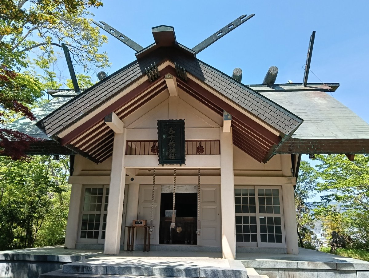 mocomoco_2's tweet photo. 早馬神社のあとは気仙沼市街に戻り、五十鈴神社に⛩️
目の前は、海です。
境内に「ふくふく」というカフェがあり、美味しそうなメニューがありました。今回はランチしたあとだったので、次回の楽しみにとっておきます。 https://t.co/7kfbEslLVc
