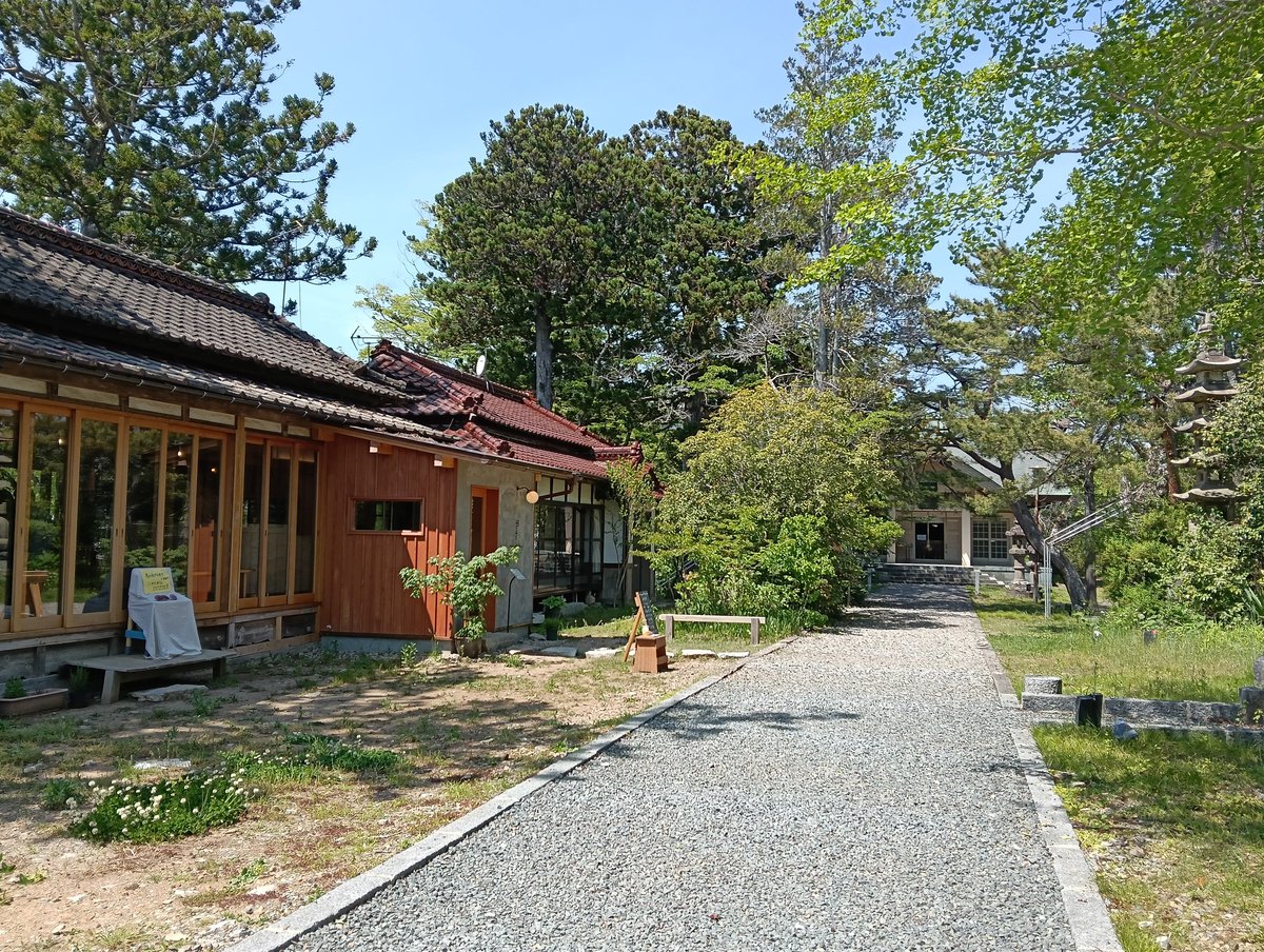 mocomoco_2's tweet photo. 早馬神社のあとは気仙沼市街に戻り、五十鈴神社に⛩️
目の前は、海です。
境内に「ふくふく」というカフェがあり、美味しそうなメニューがありました。今回はランチしたあとだったので、次回の楽しみにとっておきます。 https://t.co/7kfbEslLVc