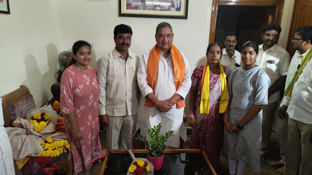 KimidiKalaOffl's tweet photo. సింహాచలం దేవస్థానం ట్రస్ట్ బోర్డు సభ్యురాలిగా నియమితులైన గరివిడి మండలం కోనూరు గ్రామానికి చెందిన శ్రీమతి వెంపటాపు అన్నపూర్ణ గారికి అభినందనలు. చీపురుపల్లి నియోజకవర్గానికి సింహాచలం బోర్డులో తొలిసారి ప్రాతినిధ్యం దక్కడం మనందరికీ గర్వకారణం. నేడు వారు నన్ను కలిసి కృతజ్ఞతలు తెలియజేశారు. https://t.co/OvtBLyCAS3