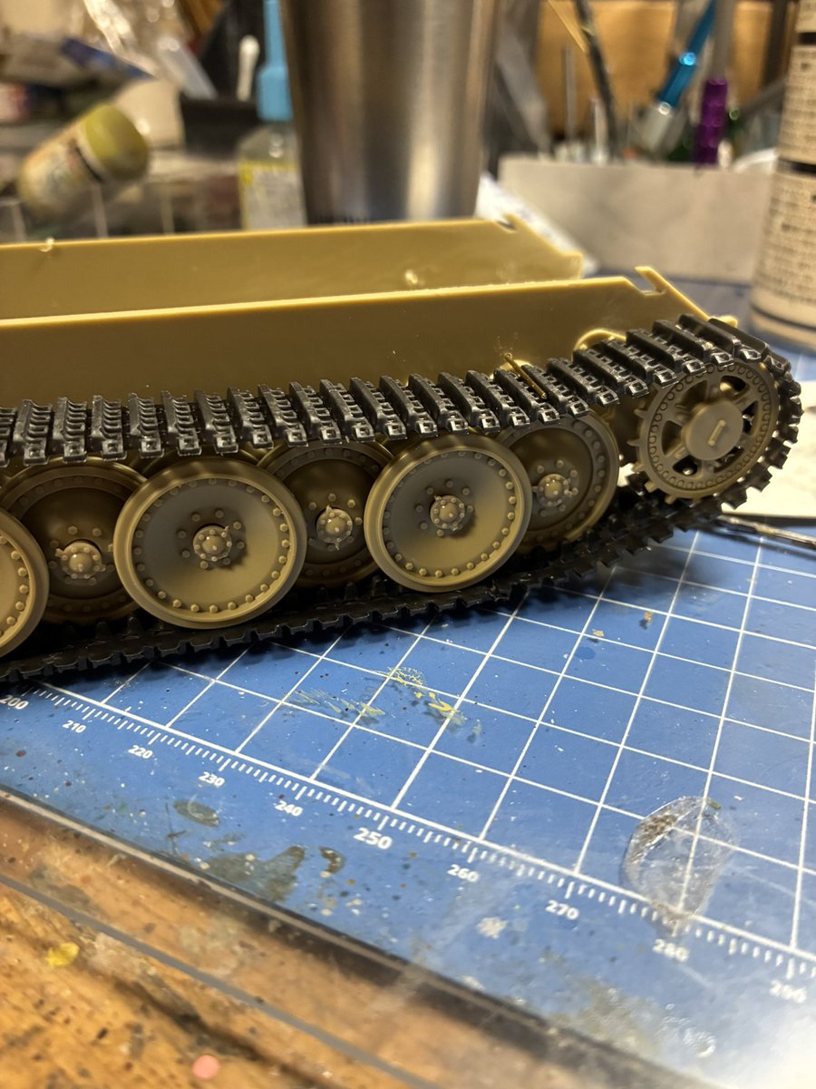 193Pcx's tweet photo. 1,500円のやっすいキットだって、ちゃんと作りゃあそれなりになる。多分😛

 #scalemodel #模型 #プラモデル #プラモ
 #modelbuilding #ミリタリーミニチュア
 #TAMIYA #AFV #タミヤ #スケールモデル
 #HistScalemodels
#戦車
#パンター https://t.co/V5ueHctZ4m