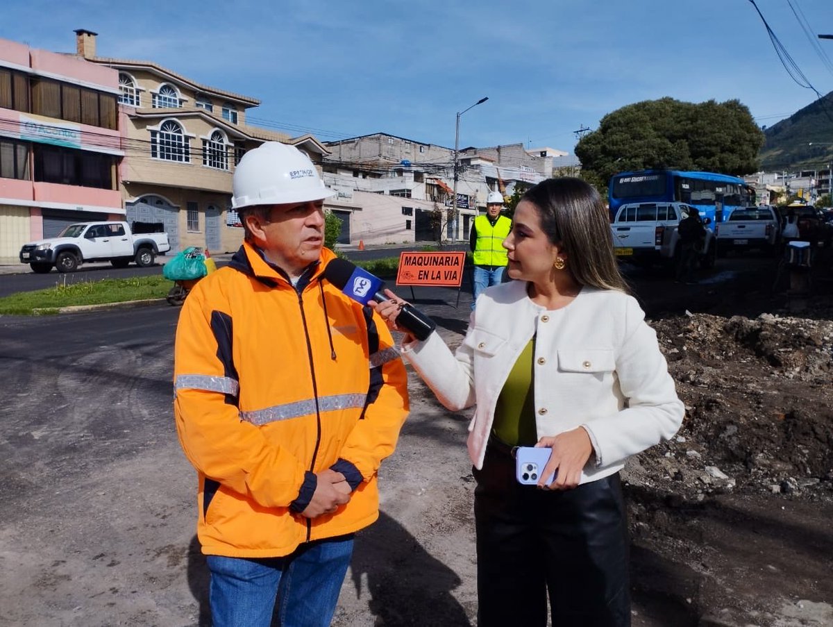 ObrasQuito's tweet photo. 👷#EnMedios | Recuperamos el cielo del sur de la ciudad👷

 Conoce sobre el soterramiento en la #AvAlonsoDeAngulo. Con Franklin Sánchez, gerente de Obras Públicas de Epmmop por:

➡️@Teleamazonas
➡️@TVCEcuador 
➡️@ecuavisa 
➡️@MQRadiofm  

#QuitoRenace #QuitoNoSeDetiene https://t.co/35JvY1FRXp