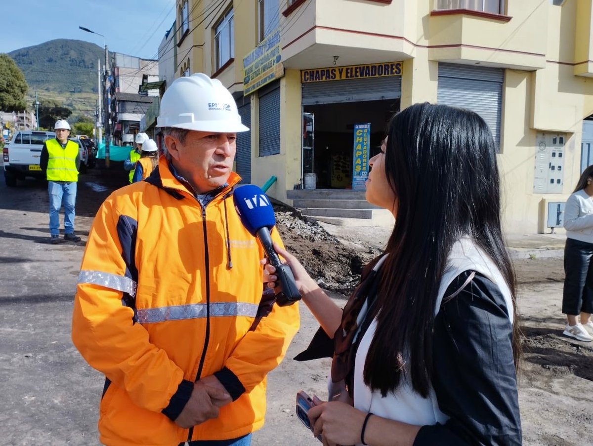 ObrasQuito's tweet photo. 👷#EnMedios | Recuperamos el cielo del sur de la ciudad👷

 Conoce sobre el soterramiento en la #AvAlonsoDeAngulo. Con Franklin Sánchez, gerente de Obras Públicas de Epmmop por:

➡️@Teleamazonas
➡️@TVCEcuador 
➡️@ecuavisa 
➡️@MQRadiofm  

#QuitoRenace #QuitoNoSeDetiene https://t.co/35JvY1FRXp