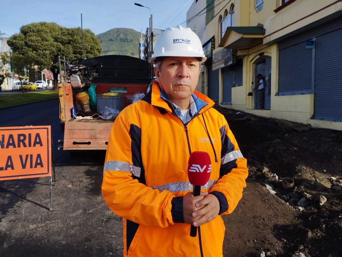ObrasQuito's tweet photo. 👷#EnMedios | Recuperamos el cielo del sur de la ciudad👷

 Conoce sobre el soterramiento en la #AvAlonsoDeAngulo. Con Franklin Sánchez, gerente de Obras Públicas de Epmmop por:

➡️@Teleamazonas
➡️@TVCEcuador 
➡️@ecuavisa 
➡️@MQRadiofm  

#QuitoRenace #QuitoNoSeDetiene https://t.co/35JvY1FRXp