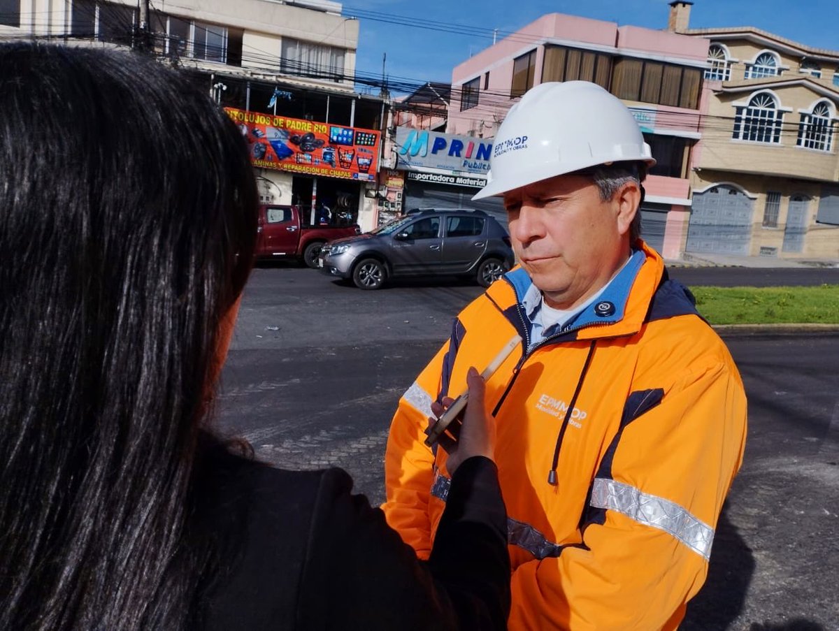 ObrasQuito's tweet photo. 👷#EnMedios | Recuperamos el cielo del sur de la ciudad👷

 Conoce sobre el soterramiento en la #AvAlonsoDeAngulo. Con Franklin Sánchez, gerente de Obras Públicas de Epmmop por:

➡️@Teleamazonas
➡️@TVCEcuador 
➡️@ecuavisa 
➡️@MQRadiofm  

#QuitoRenace #QuitoNoSeDetiene https://t.co/35JvY1FRXp