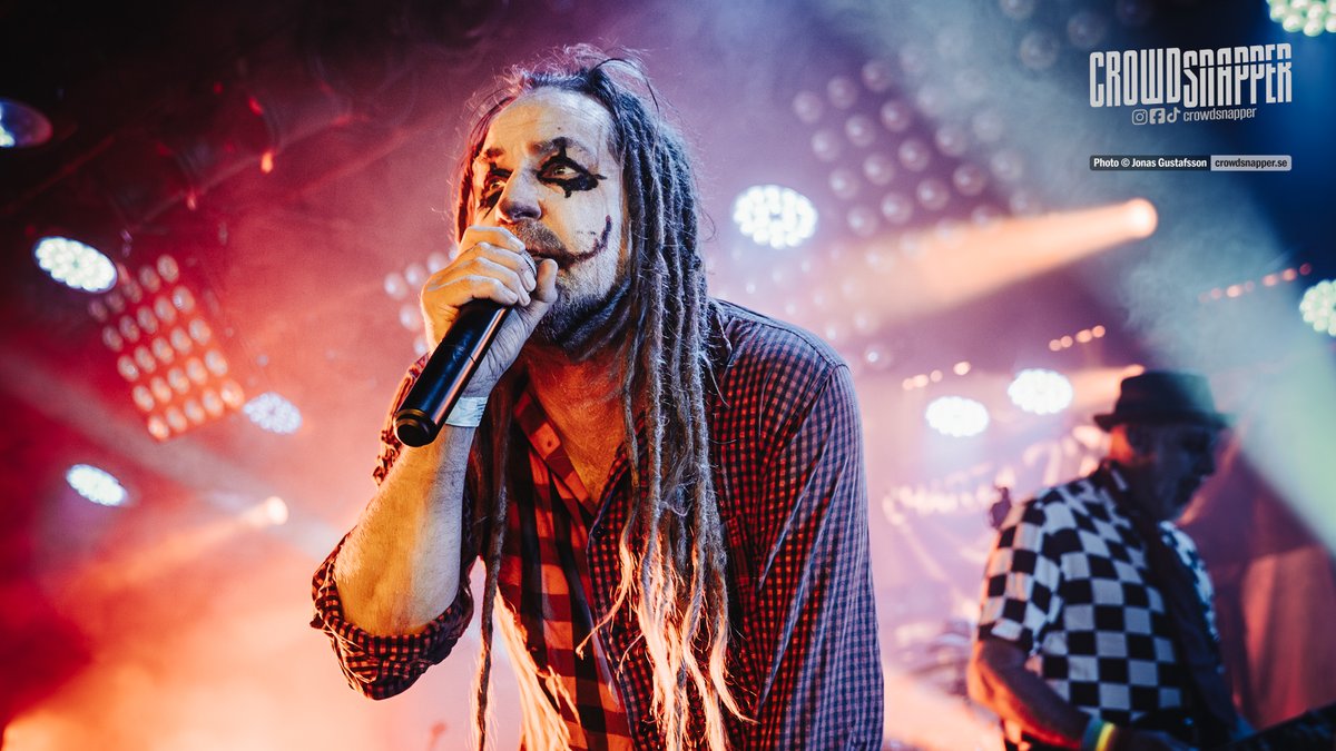 CrowdSnapper's tweet photo. Charta 77 &amp; Ulke – Liseberg: Punk veterans deliver a two-hour marathon set with no signs of slowing down  👉 https://t.co/rISh5jBDhe 

#Charta77 #Ulke #PunkRock #SvenskPunk #SwedishPunk #DiaPsalma #Strebers #LivepåLiseberg #ConcertPhotography https://t.co/OrsNGFeibd