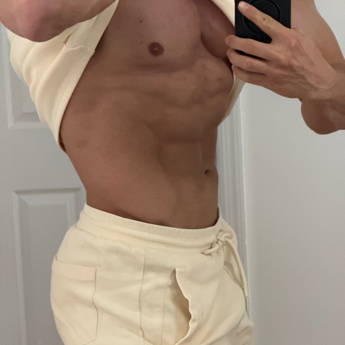 GaintrustMikey's tweet photo. Want a 'snatched waist?' 

"Flex your abs" usually has guys bracing and crunching which recruits the rectus abdominals aka your "six pack" However great a six pack is, the transverse abdominals are what keep your waist looking tight.

Do these while keeping these in mind... 

"Flatten, do not suck in."

1. Flattening Vacuum's : "Flatten the abs" not "suck in."
2. Inclined/wall planks while flattening
3. Full plank with flat stomach
4. McGill curls: flattened, not sucked. 

The goal is cinching the waist, not further ab development. 

And finally, with so much of advanced bodybuilding, this is another instance where developing a strong mind-muscle connection is the foundation and the key to a complete look.