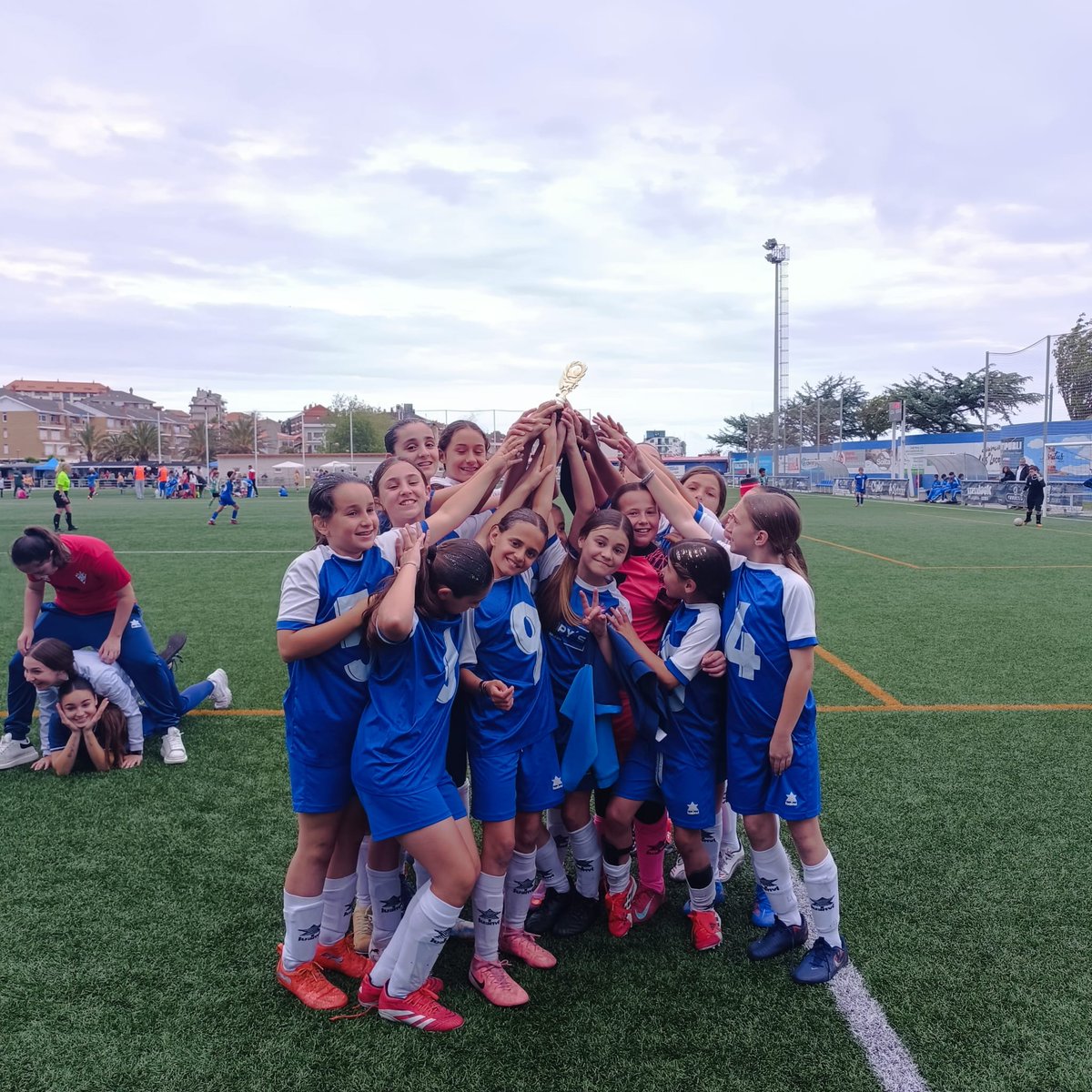 CDMonteFem's tweet photo. ¡TERCEROS DE LA FASE CONCHA! 🥉⚽️ Nuestro equipo Alevín logra una espectacular 3ª posición en el Torneo NIN de Suances. ¡Qué orgullo ver vuestro esfuerzo, garra y compañerismo en cada partido! ¡A seguir creciendo, campeones! 💪🔥 #TorneoNIN #Suances #FutbolBase https://t.co/CRgthxRBA3