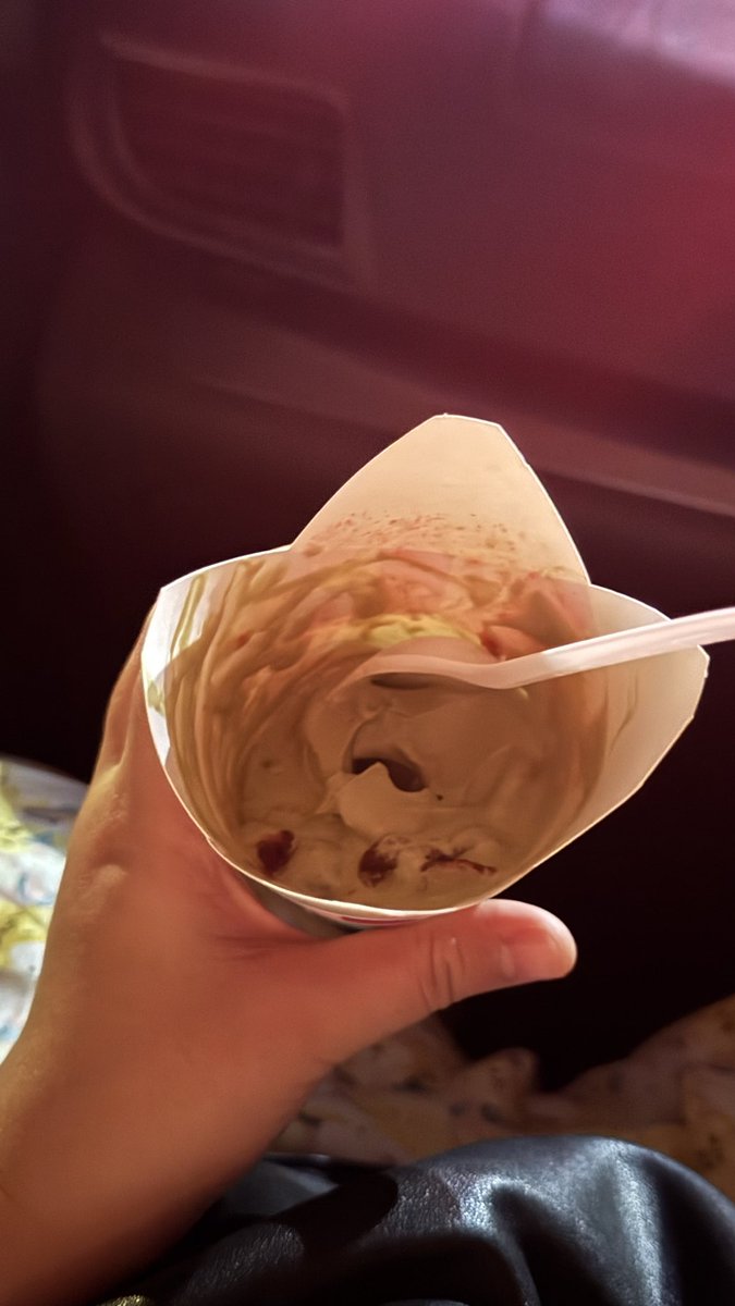 ermulydaa's tweet photo. Ada yang happyyy hbiss makan ice creammm😋😋 https://t.co/SVf8B8jbPI