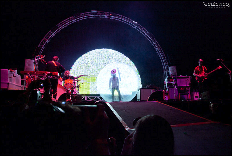 emedebe's tweet photo. Con eso de que estar arriba del escenario es el nuevo VIP (?) recuerdo cuando gracias a twitter me gané bailar con @theflaminglips en GEBA y la pasamos increíble. 

Tuve que usar wayback machine para encontrar un flickr abandonado de @Rocktails https://t.co/kAZBbNBENn
