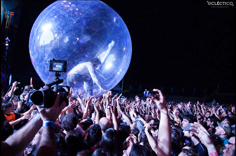 emedebe's tweet photo. Con eso de que estar arriba del escenario es el nuevo VIP (?) recuerdo cuando gracias a twitter me gané bailar con @theflaminglips en GEBA y la pasamos increíble. 

Tuve que usar wayback machine para encontrar un flickr abandonado de @Rocktails https://t.co/kAZBbNBENn