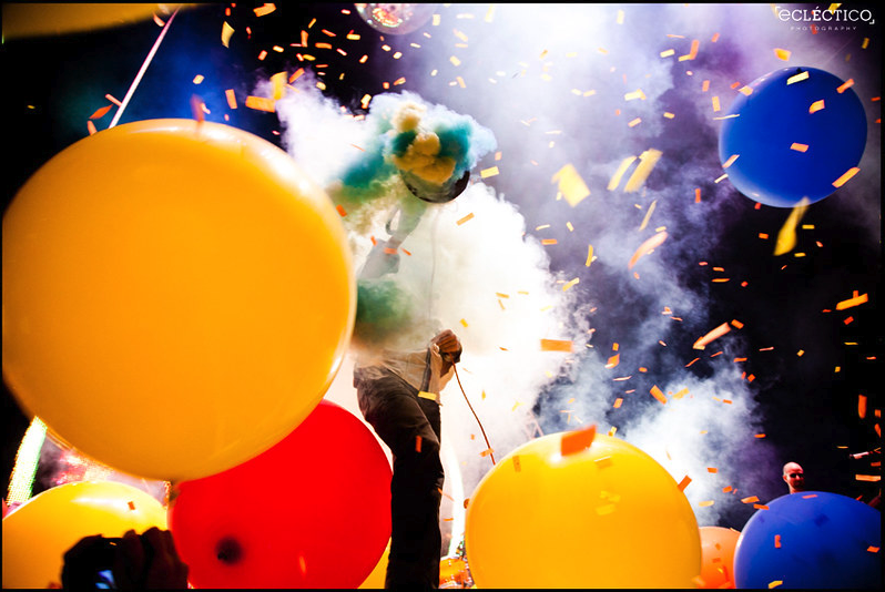 emedebe's tweet photo. Con eso de que estar arriba del escenario es el nuevo VIP (?) recuerdo cuando gracias a twitter me gané bailar con @theflaminglips en GEBA y la pasamos increíble. 

Tuve que usar wayback machine para encontrar un flickr abandonado de @Rocktails https://t.co/kAZBbNBENn