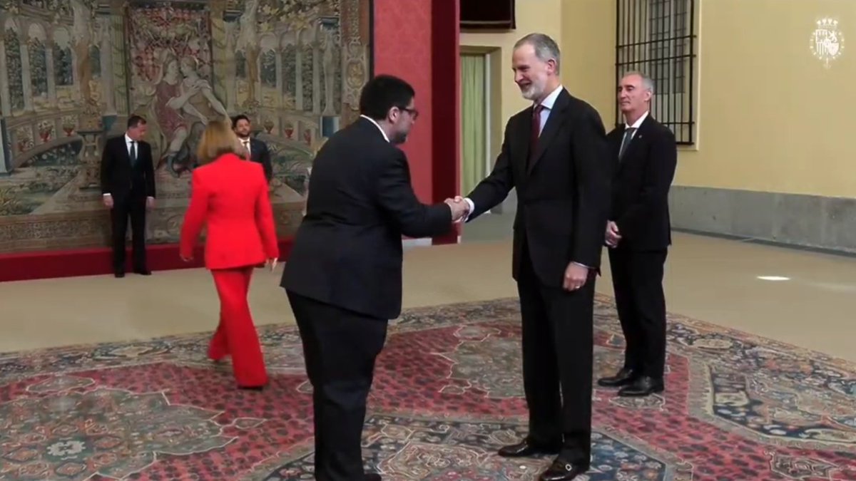 poravilaes's tweet photo. En la recepción del Rey con los alcaldes de las ciudades Patrimonio de la Humanidad de España, a la que ha asistido @jesusmanuelsc82 
Agradecidos con S.M. Felipe VI por el apoyo trasladado a @GrupoCPHE y su reconocimiento a la labor de preservación y difusión del patrimonio. https://t.co/8MgYWiMNnT