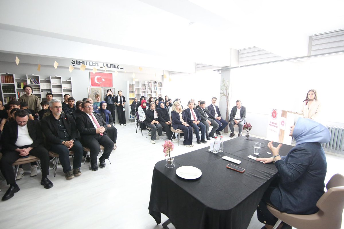 cigdemerdogantr's tweet photo. Kaynarca Şehit Mansur Cansız Anadolu İmam Hatip Lisesi öğrencileri ile bir araya gelerek “Maarifin Kalbinde Gençlik” konulu söyleşimizi gerçekleştirdik.

Gençlerimize tecrübelerimizi aktardığımız, onların fikirlerini ve hayata dair hedeflerini dinlediğimiz verimli bir buluşma oldu.

Türkiye Yüzyılı’nın inşasında söz sahibi olacak gençlerimizin azmi, donanımı, milli ve manevi değerlerine bağlı duruşu bizlere umut veriyor.

Kıymetli öğrencilerimize bizimle aynı heyecanı paylaştıkları için teşekkür ediyorum.