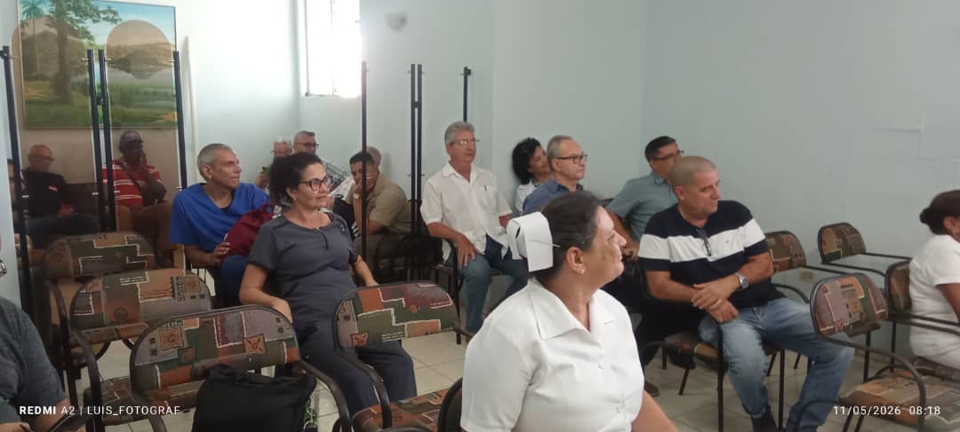 cardiovcl's tweet photo. El colectivo del #Hospital Provincial #Cardiocentro Ernesto Guevara, realiza reconocimiento a Justo Rodríguez Gatorno Director de Electromecánica VC, por su colaboración en la reparación de equipos del centro y de su embellecimiento. Muchas gracias.#cardiovc #DGSVillaClara https://t.co/FkA3wUV1Vj
