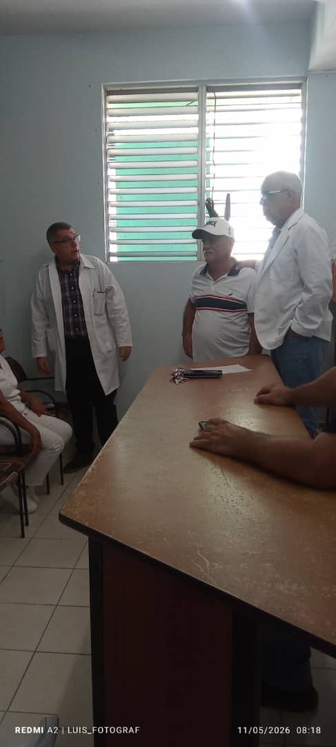 cardiovcl's tweet photo. El colectivo del #Hospital Provincial #Cardiocentro Ernesto Guevara, realiza reconocimiento a Justo Rodríguez Gatorno Director de Electromecánica VC, por su colaboración en la reparación de equipos del centro y de su embellecimiento. Muchas gracias.#cardiovc #DGSVillaClara https://t.co/FkA3wUV1Vj