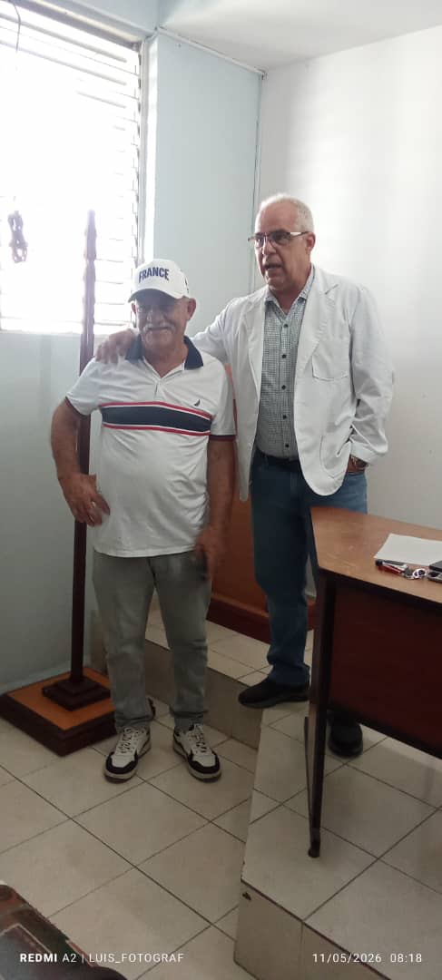 cardiovcl's tweet photo. El colectivo del #Hospital Provincial #Cardiocentro Ernesto Guevara, realiza reconocimiento a Justo Rodríguez Gatorno Director de Electromecánica VC, por su colaboración en la reparación de equipos del centro y de su embellecimiento. Muchas gracias.#cardiovc #DGSVillaClara https://t.co/FkA3wUV1Vj
