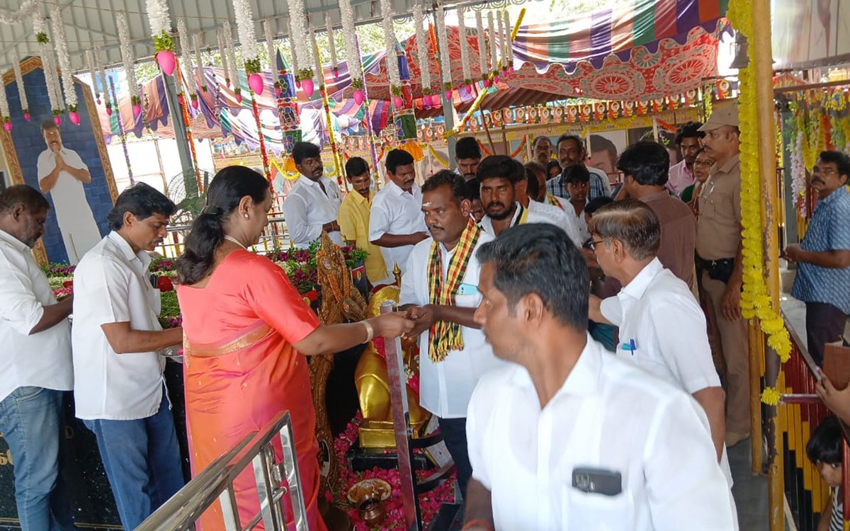 PremallathaDmdk's tweet photo. கேப்டனின் நினைவிடம் அல்ல அது… இலட்சக்கணக்கான இதயங்கள் துடிக்கும் ஆலயம்🙏🏻

கேப்டன் கொடுத்த நம்பிக்கையை மக்கள் நலமாக மாற்றுவோம்!

கேப்டன் ஆலயத்தில் சிறப்பு பூஜை மற்றும் அன்னதானம்!

#premalathavijayakanth #dmdkofficial #captainaalayam https://t.co/50yasisCyq