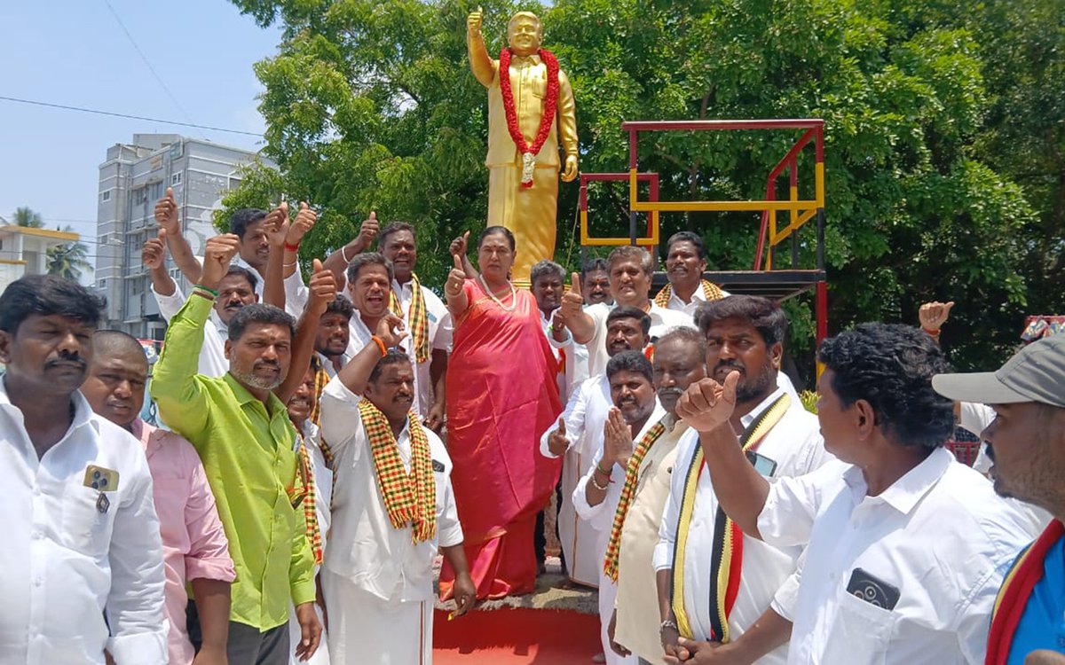 PremallathaDmdk's tweet photo. கேப்டனின் நினைவிடம் அல்ல அது… இலட்சக்கணக்கான இதயங்கள் துடிக்கும் ஆலயம்🙏🏻

கேப்டன் கொடுத்த நம்பிக்கையை மக்கள் நலமாக மாற்றுவோம்!

கேப்டன் ஆலயத்தில் சிறப்பு பூஜை மற்றும் அன்னதானம்!

#premalathavijayakanth #dmdkofficial #captainaalayam https://t.co/50yasisCyq