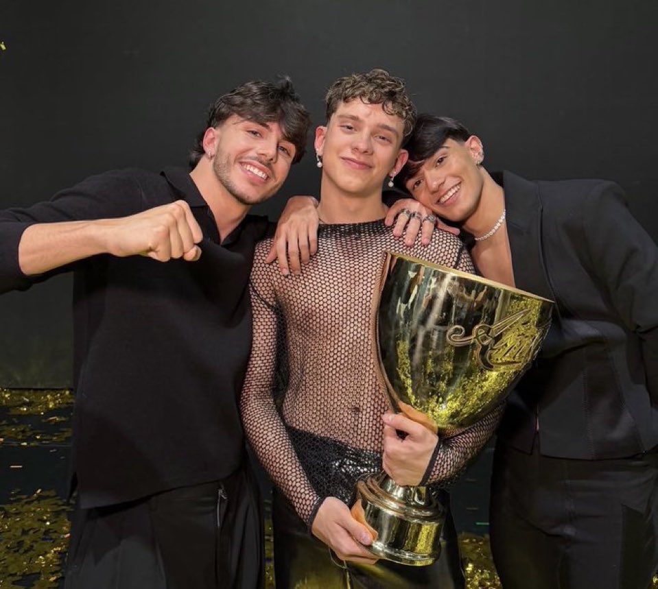 tblu56's tweet photo. GUARDATE CHE BELLI TUTTI E TRE! QUANTA BRAVURA E TALENTO IN UN SOLO POST💛✨⭐️🏆 #amici25 https://t.co/53ZxY9agjG