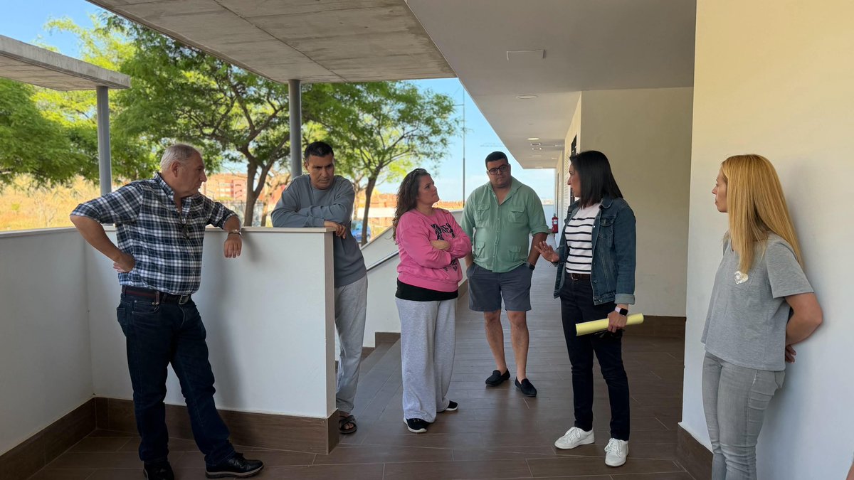 PSOE_AytoFng's tweet photo. Mantenemos un encuentro con vecinos y vecinas para conocer de primera mano las necesidades y demandas que nos trasladan.

Escuchar, atender y trabajar para que estas cuestiones tengan respuesta forma parte del compromiso con muchas familias y con lo que #Fuengirola merece. https://t.co/paTwnVmXpK