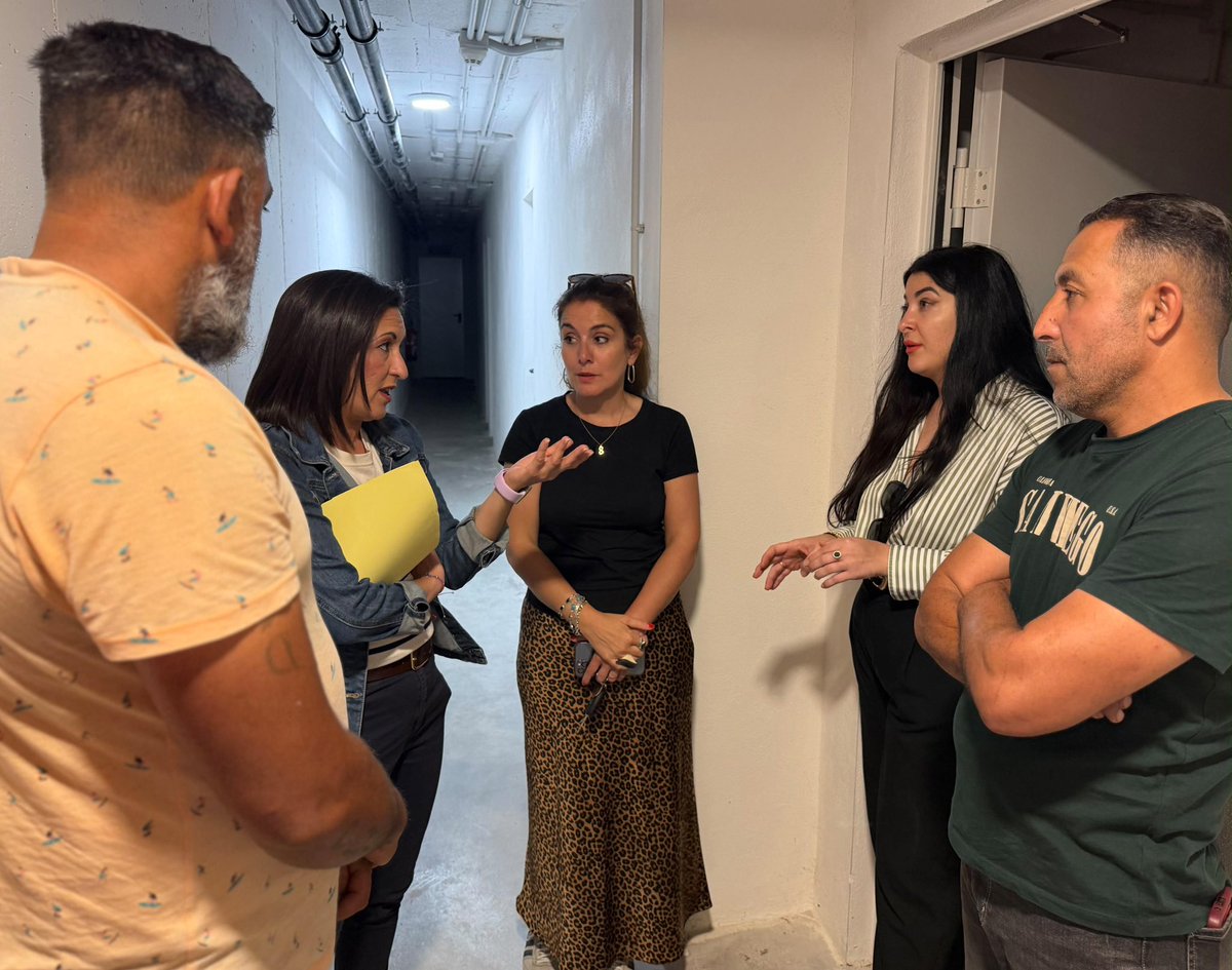 PSOE_AytoFng's tweet photo. Mantenemos un encuentro con vecinos y vecinas para conocer de primera mano las necesidades y demandas que nos trasladan.

Escuchar, atender y trabajar para que estas cuestiones tengan respuesta forma parte del compromiso con muchas familias y con lo que #Fuengirola merece. https://t.co/paTwnVmXpK