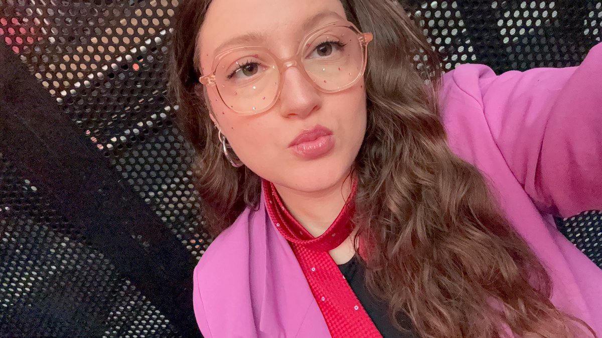margautee's tweet photo. the makeup was giving ✨✨✨ https://t.co/cHZXECMaDE