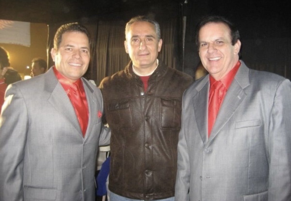 admpilot's tweet photo. @Mercader1  tuve el gran privilegio de cantar con Raphy Leavitt y La Selecta.  Sammy Marrero es el responsable de yo ser salsero, su voz, interpretación y esas letras de Raphy me cautivaron cuando apenas era un niño.  Que descanse en Paz Sammy y Raphy. https://t.co/b5E8HbsHvg