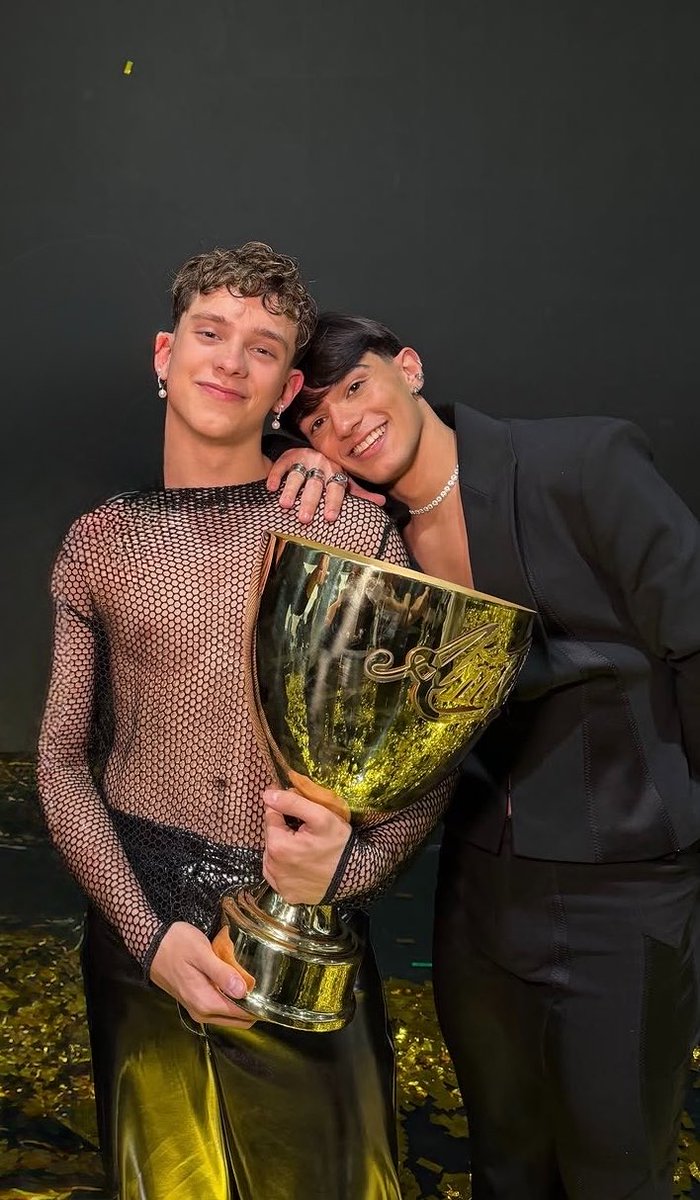 vvalereea's tweet photo. SIETE STUPENDI!!!!😍❤️ https://t.co/zRMVk3RHXI