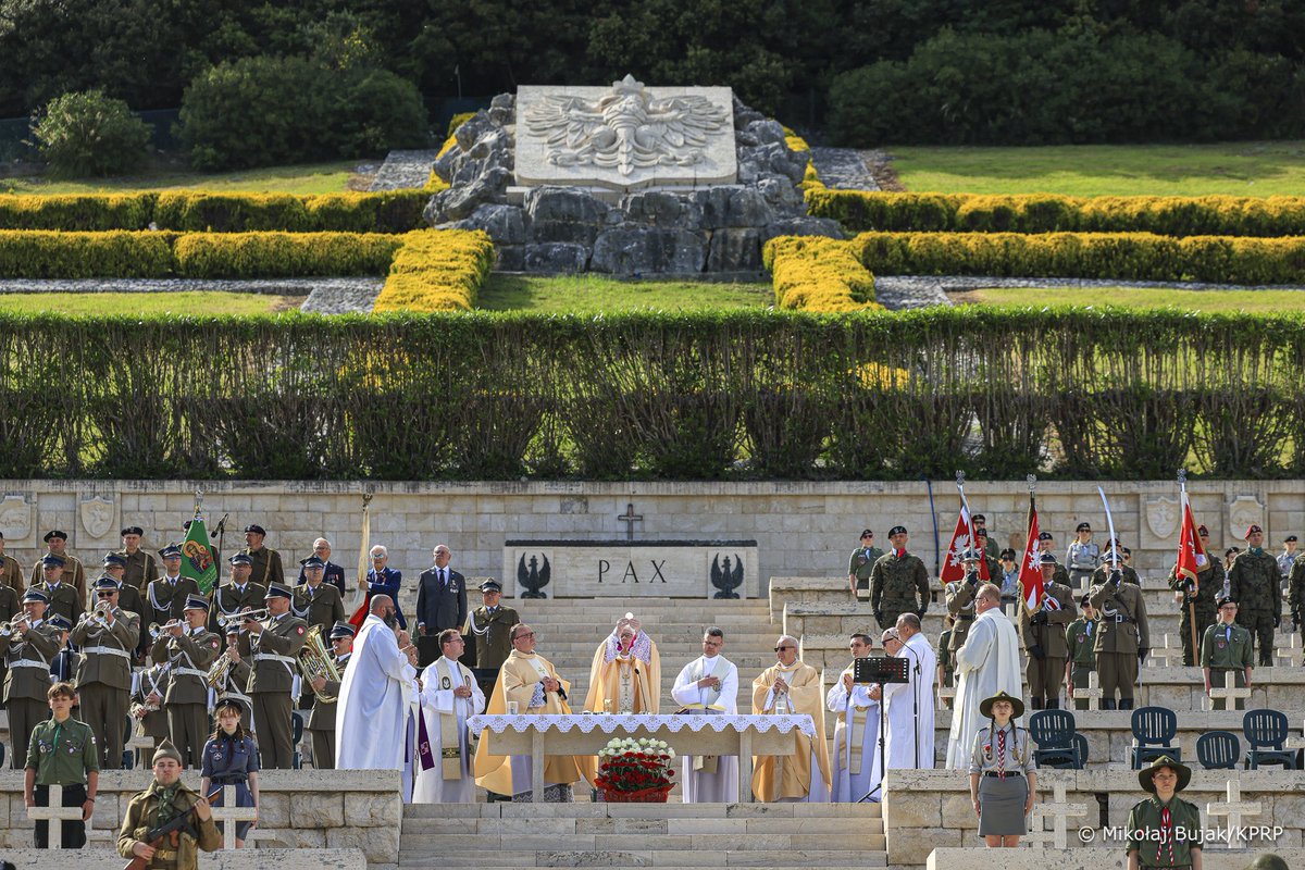 prezydentpl's tweet photo. Para Prezydencka wzięła udział w polowej Mszy Świętej na terenie polskiego Cmentarza Wojennego na Monte Cassino. https://t.co/d1mUSzNhut