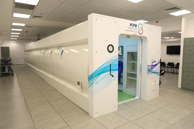 IsraelinCI's tweet photo. Un nouveau centre de médecine hyperbare de pointe vient d’ouvrir ses portes en Israël 🇮🇱✨

Doté de deux chambres de pressurisation pouvant traiter jusqu’à 24 patients simultanément, il s’agit du premier établissement hyperbare protégé du pays.

Ce centre renforce considérablement les capacités médicales d’Israël dans le traitement des pathologies complexes, notamment les plaies chroniques et les lésions liées aux radiations, tout en ouvrant de nouvelles perspectives de recherche et d’innovation.

Une avancée majeure qui confirme une nouvelle fois l’excellence israélienne en matière de médecine et de technologie de santé.

@sheba_medical
