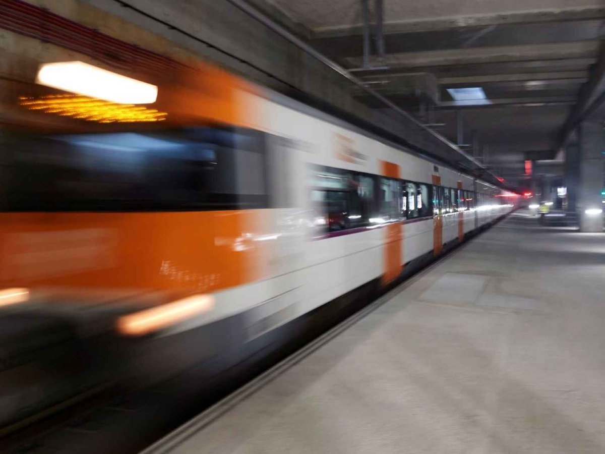 isaacbielsa's tweet photo. La prioritat dels veïns de Sitges no és vendre maquetes pel 2040. El que cal és solucionar  el caos diari de Rodalies, els retards constants, la manca de freqüències i els problemes de mobilitat que pateixen la ciutadania cada dia. Menys fum i més solucions reals, Sra. Carbonell. https://t.co/xSE0GGDzzQ
