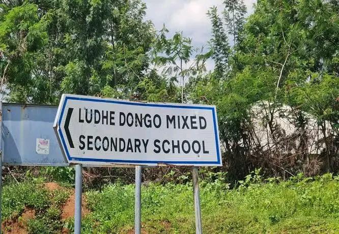 Thriving_luos's tweet photo. The three most photographed signposts in Luo Nyanza are all found in Homa Bay County, where they have quietly turned into local tourist attractions.

Ochot Odong' (the prostitute has remained) and Ludhe Dongo (the sticks are big) https://t.co/6EwOMTEEAg