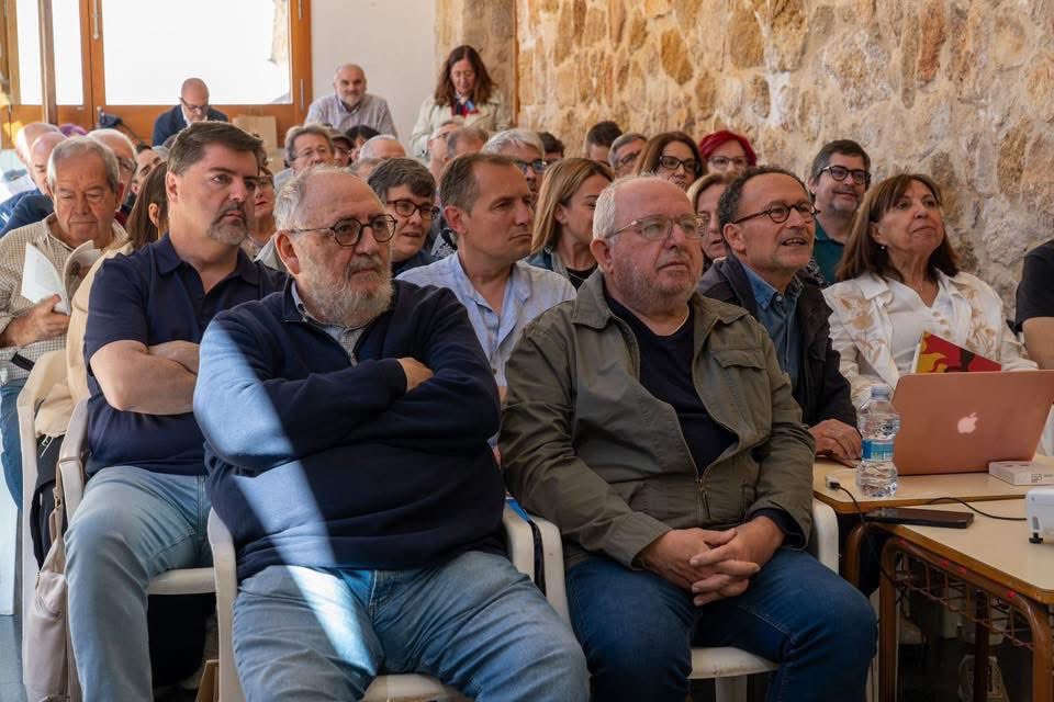 AmicsCostera's tweet photo. ✍️👥Prop de 50 escriptors/es de la Costera han participat a Montesa en la II Trobada d’Escriptors i Escriptores de la Costera, organitzada per @AmicsCostera

📚Moltes ganes de seguir consolidant i impulsant la cultura literària de la comarca, la qual té escriptors/es de 1r nivell https://t.co/RTUNwJ3Rea