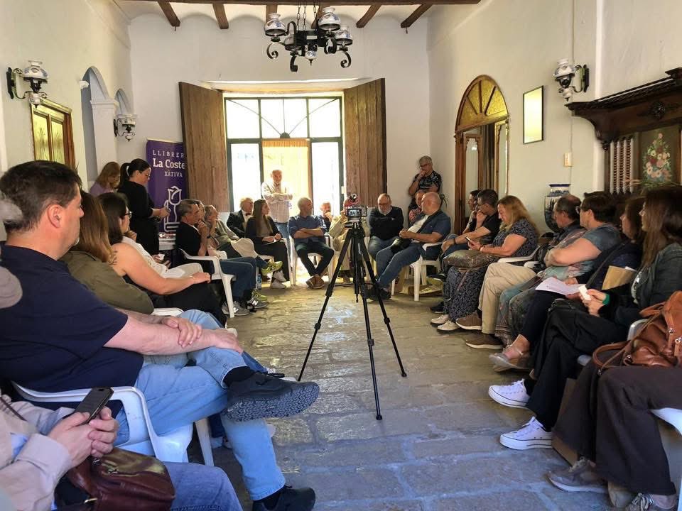 AmicsCostera's tweet photo. ✍️👥Prop de 50 escriptors/es de la Costera han participat a Montesa en la II Trobada d’Escriptors i Escriptores de la Costera, organitzada per @AmicsCostera

📚Moltes ganes de seguir consolidant i impulsant la cultura literària de la comarca, la qual té escriptors/es de 1r nivell https://t.co/RTUNwJ3Rea