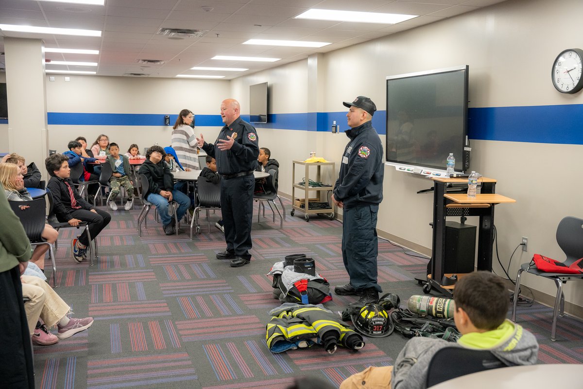 ISD347's tweet photo. Kennedy Elementary hosted Career Day with local businesses sharing their careers and inspiring students to dream big! 

Thank you to our community partners for investing in our students’ futures! 👏

#WillmarPublicSchools #KennedyElementary #CareerDay #FutureReady https://t.co/Pj2JAEJN1n