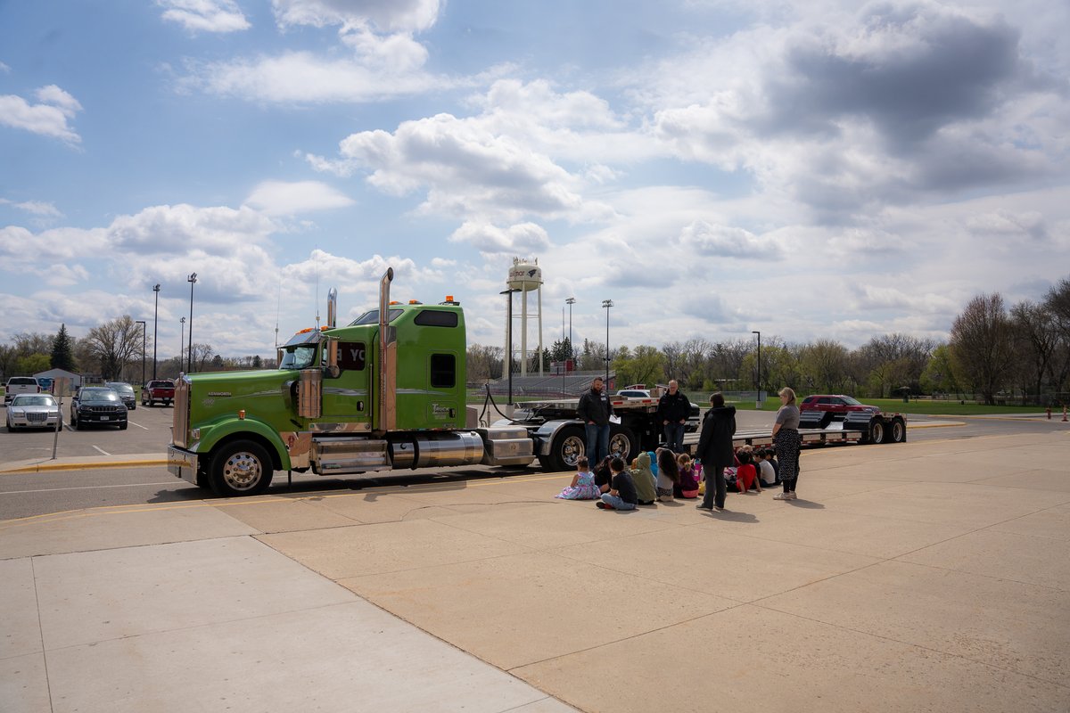 ISD347's tweet photo. Kennedy Elementary hosted Career Day with local businesses sharing their careers and inspiring students to dream big! 

Thank you to our community partners for investing in our students’ futures! 👏

#WillmarPublicSchools #KennedyElementary #CareerDay #FutureReady https://t.co/Pj2JAEJN1n