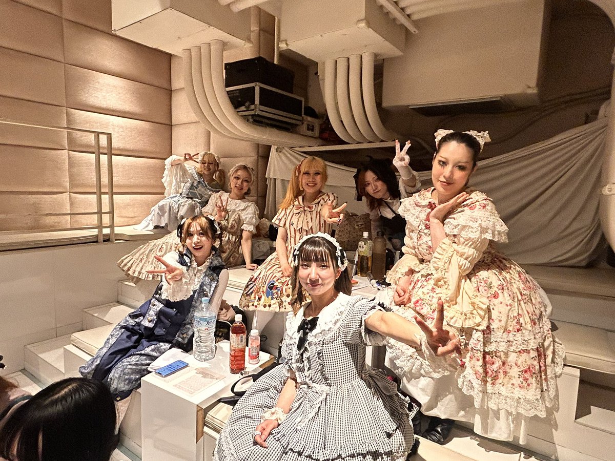 chino_kawaii_'s tweet photo. ご来場ありがとうございました。このチームであることを誇りに思うし、#トレメンドス はアウェーに強いチームだということを思い直す伝説的ステージでした。どんな時も誇りを何より大切に！本当にメンバーもミリタントもありがとう。いただいたお差し入れに驚くかわいい新人二人をご覧ください🎀🍀 https://t.co/HplfFUys4S