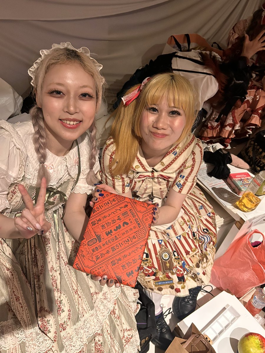 chino_kawaii_'s tweet photo. ご来場ありがとうございました。このチームであることを誇りに思うし、#トレメンドス はアウェーに強いチームだということを思い直す伝説的ステージでした。どんな時も誇りを何より大切に！本当にメンバーもミリタントもありがとう。いただいたお差し入れに驚くかわいい新人二人をご覧ください🎀🍀 https://t.co/HplfFUys4S