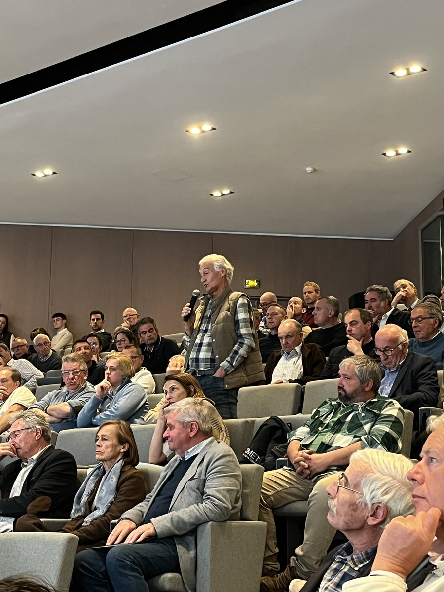 FrseaIDF's tweet photo. Séance publique de l’AG de la @FDSEAIDF

Sur le plateau, Monsieur Rose, préfet des Yvelines, Monsieur le Sénateur L.Duplomb, Madame la député des Yvelines @ASRonceret, Madame la vice-présidente de région @VLacroute.
Sur le thème « Il y aura une agriculture demain ! » https://t.co/gUQm1N97ug
