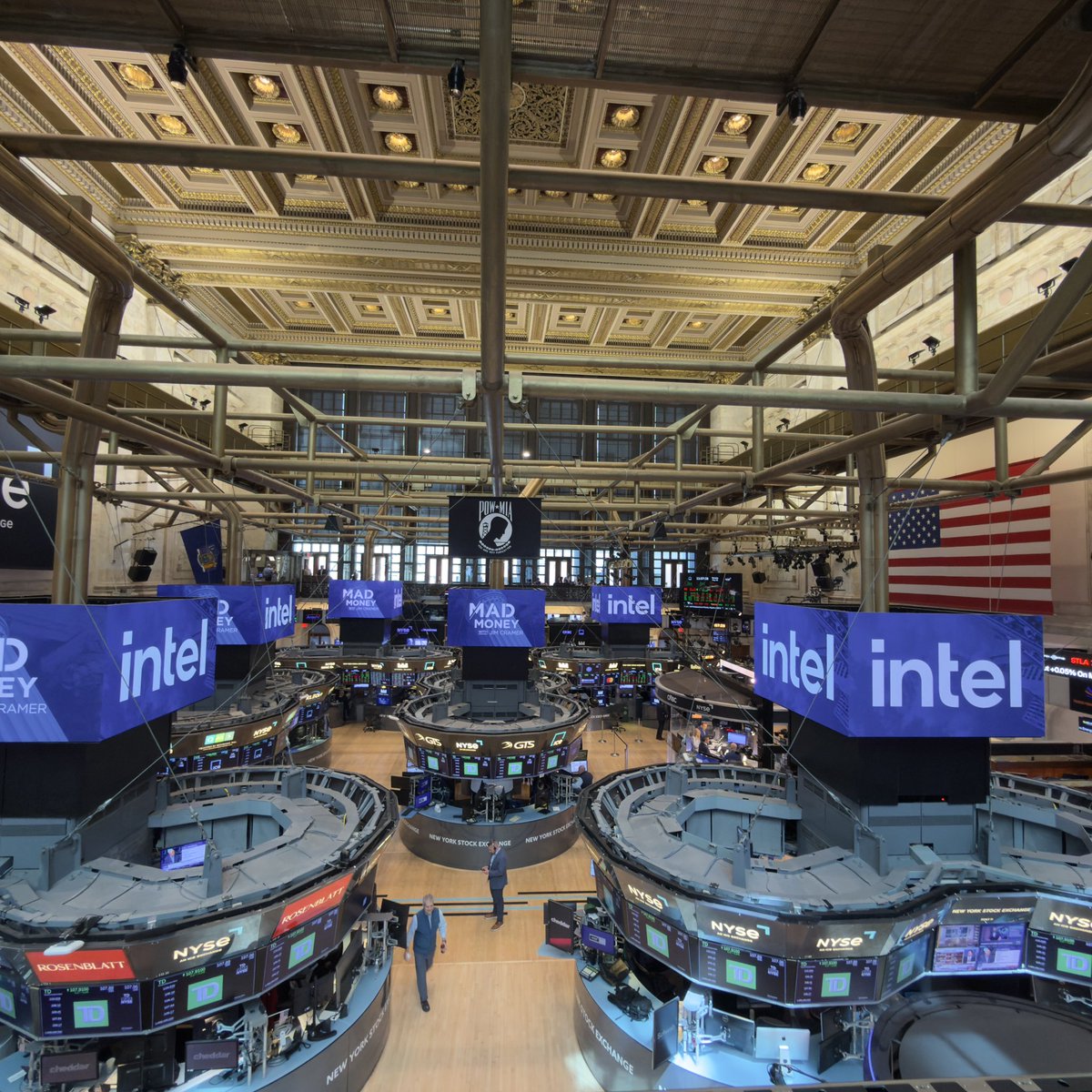 asheaw's tweet photo. Behind the scenes @NYSE @LipBuTan1 + @jimcramer cc: @magicsilicon 💙@intel https://t.co/UIG446ejtq