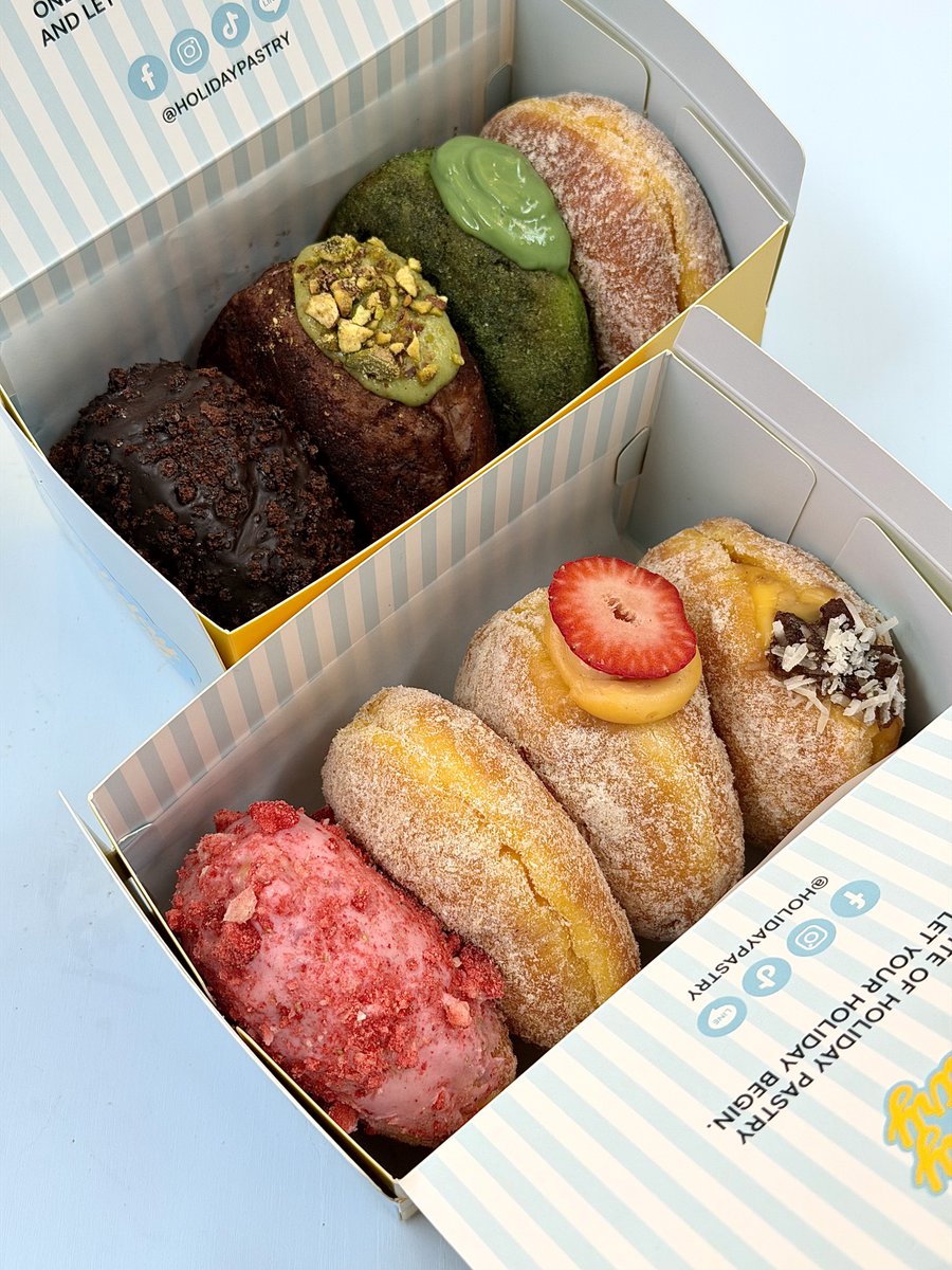 whatdoueattoday's tweet photo. Cloud-Mochi Donut🍩☁️ ตัวใหม่ของ Holiday Pastry ความพิเศษคือตัวแป้งของเค้าจะฟูนุ่มหนึบกว่าที่เคยกินมามากกก✨ เนื้อเบาจนว้าวอะ กินแค่ตัว OG ก็อร่อยมากแล้ว เค้ามีให้เลือกถึง 7 รสชาติเลยนะ ที่ชอบเลยจะเป็น Dubai Pistachio Chocolate💚 แป้งโมจิคลุกผงช็อคโกแลตเข้มๆ ตัดกับไส้พิตาชิโอ้เจ้มจ้น โคตรจะลงตัว
@aroii @ReviewAroii #อร่อยบอกต่อ