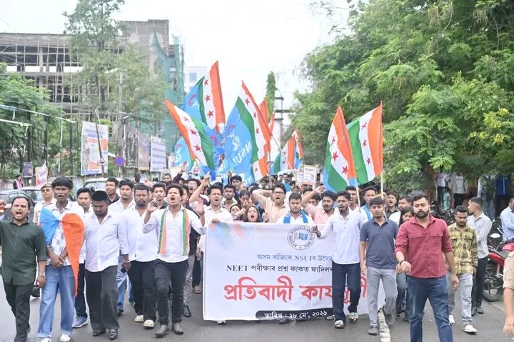 kaushik_nsui's tweet photo. Today, we protested against the NEET paper leak and demanded the immediate resignation of the failed Education Minister, @dpradhanbjp ji, along with a ban on the NTA.

NSUI stands firmly with the students. We will continue our fight on the streets until the corrupt are arrested. https://t.co/LHz9zIHhFr