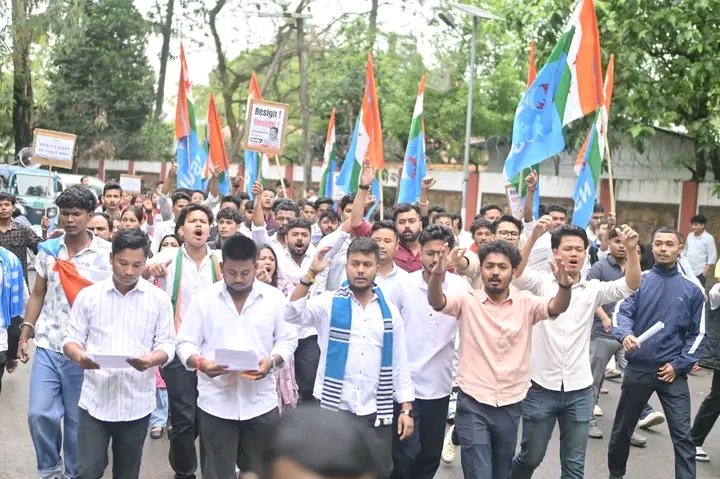 kaushik_nsui's tweet photo. Today, we protested against the NEET paper leak and demanded the immediate resignation of the failed Education Minister, @dpradhanbjp ji, along with a ban on the NTA.

NSUI stands firmly with the students. We will continue our fight on the streets until the corrupt are arrested. https://t.co/LHz9zIHhFr
