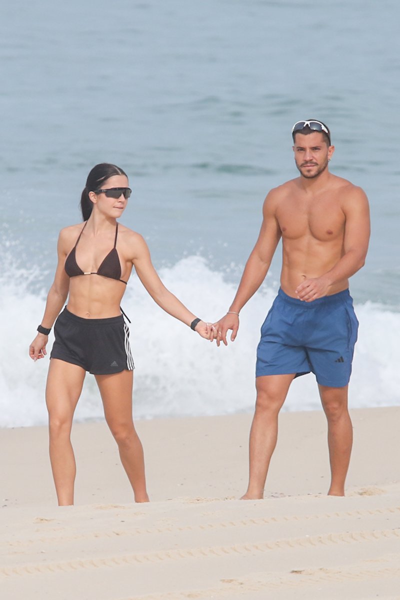 quem's tweet photo. nem o céu nublado atrapalhou o romance 🫶🌥️ Jade Picon e André Lamoglia foram clicados juntinhos na praia com direito a mãos dadas, abraço na areia e clima de casal de novela no Rio! 😭
📸Dilson Silva / Agnews https://t.co/S0xtGXMUpS