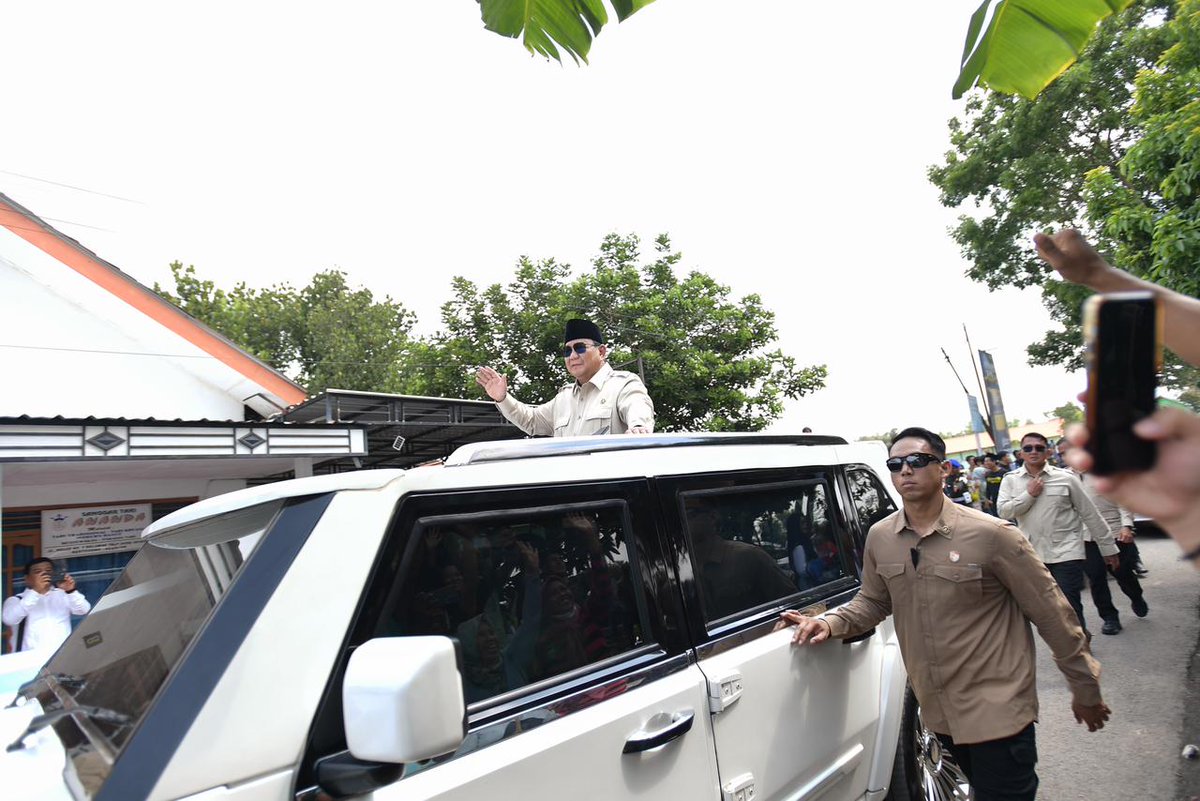 nuniaaida's tweet photo. Presiden Republik Indonesia, Prabowo Subianto resmikan 1.061 unit Koperasi Desa/Kelurahan Merah Putih (KDKMP) yang tersebar di Jawa Tengah dan Jawa Timur. (16/5/2026). 

Dalam sambutannya, Presiden menyebut KDKMP menjadi bagian dari program strategis nasional untuk memperkuat eko https://t.co/MAeiDNgY6m