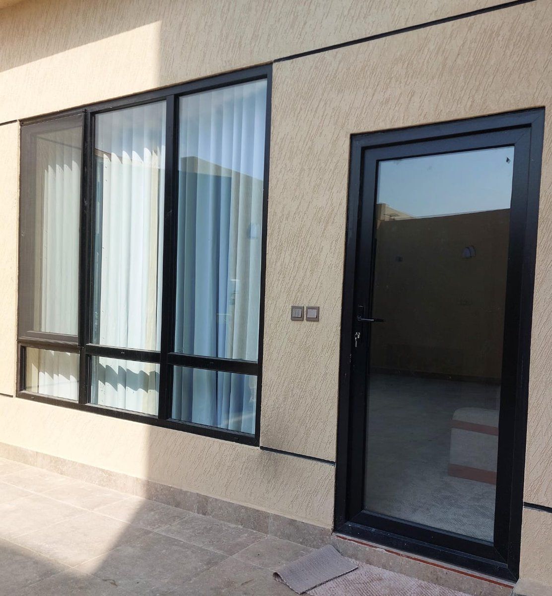 future_windows's tweet photo. من أبرز مميزات نوافذ الـ UPVC إنها تعطيك عزل أفضل للصوت والحرارة، وإحكام أعلى ضد الغبار وتسرب الهواء، بالإضافة إلى تقليل استهلاك التكييف مع راحة أكبر داخل المنزل.
ومع استخدام الزجاج الدبل جلاس، تكون النتيجة هدوء وعزل فعلي تشعر فيه يوميًا، خصوصًا مع أجواء الرياض الحارة والغبار.

من أعمالنا السابقة
تم تركيب مجموعة نوافذ UPVC في حي #نمار
مدينة الرياض
وقد تم استخدام اللون الأسود قطاع ٧٠
زجاج الدور الأرضي شفاف
باقي الأدوار HD Gray Plus

طبعًا الزجاج دبل جلاس عازل

شركة نوافذ المستقبل للصناعة
👌 للاستفسار : 0502244535